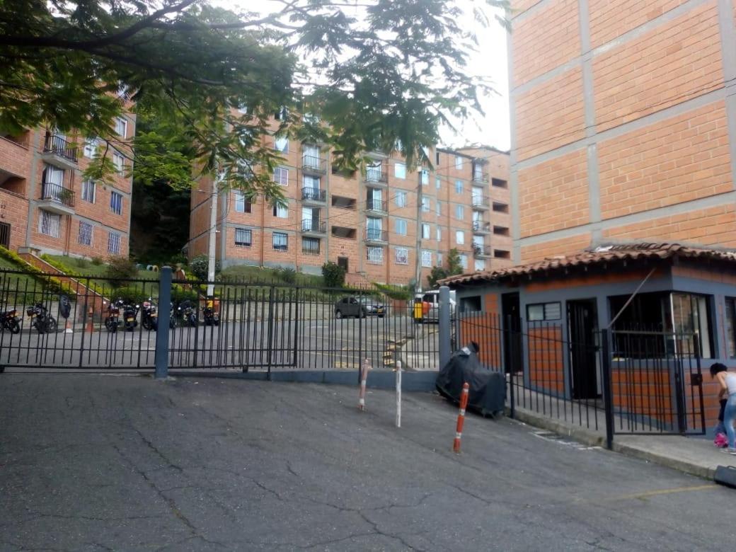 Apartamento 201 Amplio Y Comodo Medellin 90 Mts Kültér fotó